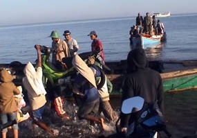 Kapal Ferry Minim, Pemudik ke Madura Nekat Naik Perahu