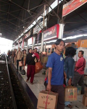 Ribuan Pemudik Tiba di Semarang, Kereta Telat 2 Jam