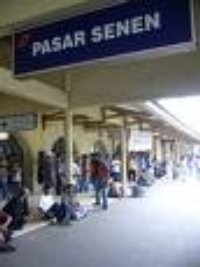 Desak-desakan di Stasiun Senen Demi Pulang Kampung