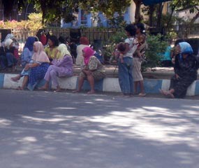 Isu Pembagian Zakat Picu Warga Serbu Stadion