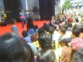 Goyang Seksi Hibur Pemudik Gratis