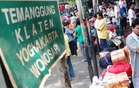 Bus Sinar Jaya Terlambat, Penumpang Menumpuk di Pulo Gadung