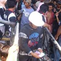 Ribuan Orang di Lamongan Uyel-uyelan Berebut Zakat