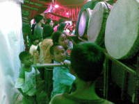 Warga Berjoget Sambil Pukul Bedug di Jalan Tambak, Jakpus