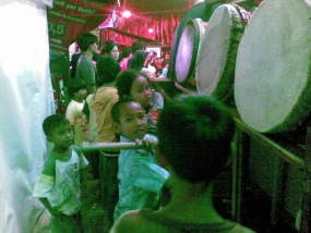Warga Berjoget Sambil Pukul Bedug di Jalan Tambak, Jakpus
