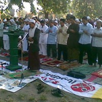 Massa HTI Surabaya Salat Id di Taman Apsari