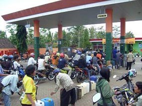 Antrean BBM di SPBU Ngawi Mulai Mengular