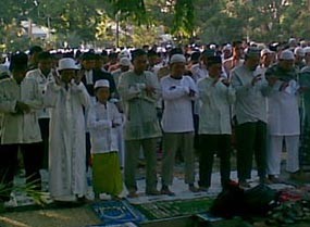 Sebagian Warga di Jember Pagi Ini Halal Bihalal