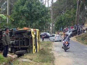 Korban Luka Berat Truk Terguling Bertambah