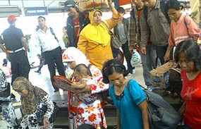 Puncak Arus Balik di Stasiun Senen, Minggu Sampai Senin Pagi