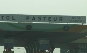 Tol Pasteur ke Arah Jakarta Antre 700 Meter
