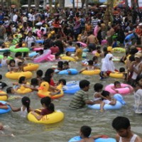 Pantai Ancol Tumpah Ruah