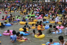 Pantai Ancol Tumpah Ruah