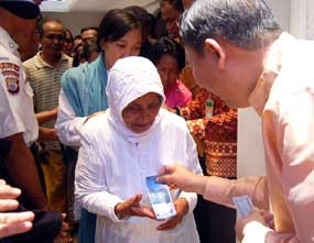 Rebutan Angpao JK, Warga Makassar Saling Dorong