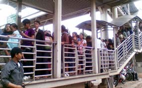 Bubaran Ragunan, Pengunjung Jalan Kaki 3 KM ke Halte Busway