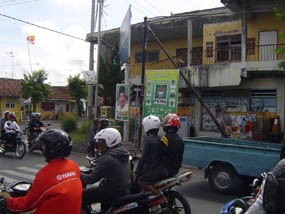 Pengguna Jalan Keluhkan Baliho Menutup Traffic Light