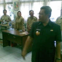 Heryawan Akan Buat Ruang Khusus Merokok di Kantor Pemerintahan