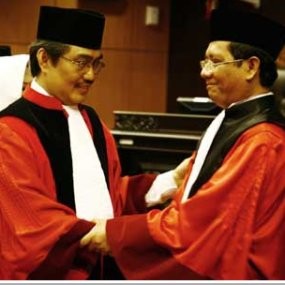 Mahfud dan Jimly Berpose Mesra Sebelum Bertemu Presiden