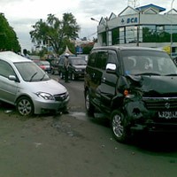 APV Seruduk Vios, Jalan Kertajaya Indah Macet 300 Meter