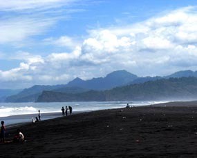 Lebaran Ketupat, Pantai Bambang Diserbu 60 Ribu Wisatawan