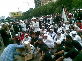 Water Canon Siaga Amankan Massa FPI