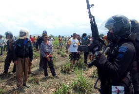 Ingin Mengadu ke Gubernur, Ratusan Warga Takalar Dihalau Polisi