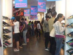 Si Pionir Clothing yang Terus Tersenyum