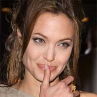 Angelina Jolie Berpose Sambil Menyusui