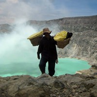 Geliat Penambang Belerang di Lereng Kawah Ijen