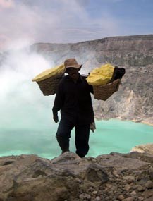 Geliat Penambang Belerang di Lereng Kawah Ijen