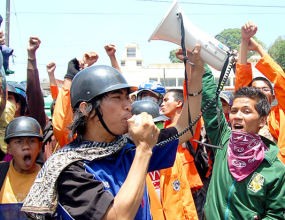 Mahasiswa Demo Penembakan Warga Takalar ke Polda Sulselbar