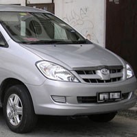 Toyota Innova Amblas Saat Diparkir di Depan Rumah Kost