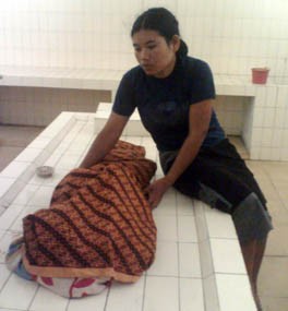 Balita Tewas di Tepi Sungai, Kalung di Lehernya Lenyap