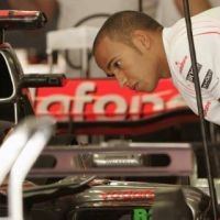 Hamilton di Depan Duo Ferrari