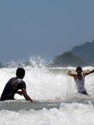 Serunya Menantang Ombak di Pantai Pulau Merah..Wuiih!