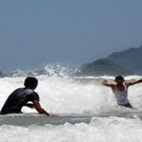 Serunya Menantang Ombak di Pantai Pulau Merah..Wuiih!