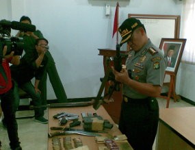 Polisi Sita M-16 dan Pistol dari Warga Cipinang