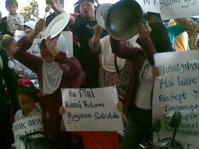 Satpam Universitas Terbuka Cirendeu Ajak Anak Istri Demo