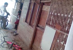 Polisi Gembok Rumah Perakit Bom Kelapa Gading