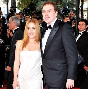 Bintang The X-Files Melahirkan Bayi Laki-laki