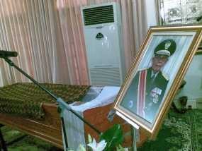 Keluarga Kitari Keranda Jenazah Ismail Saleh Sebelum Dilepas