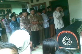 Entong Masih Diperiksa Polisi, Istri Pertamanya Sakit