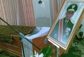 Ismail Saleh Dimakamkan Secara Militer