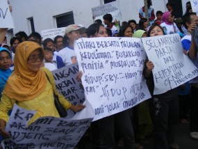 Ratusan Kader Demokrat Demo Musdalub Jabar