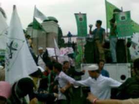 Ratusan Aktivis Ormas Islam Geruduk DPR