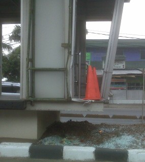 Ditabrak Kopaja, Halte Busway Jatipadang Belum Diperbaiki