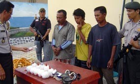 Tiga Pelaku Bom Ikan Ditangkap Satpol Air Banyuwangi