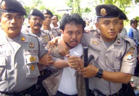 Demo Guru di Gedung DPRD Banyuwangi Ricuh