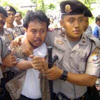 Demo Guru di Gedung DPRD Banyuwangi Ricuh