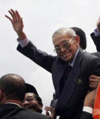 Bertemu Hasan Tiro, AM Fatwa Beri Bingkisan Buku